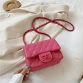 Borsa a tracolla trapuntata rosa brillante con motivo a rombi e chiusura a girello - rosa acceso