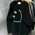 Détail de l'imprimé smiley blanc dessiné à la main sur un t-shirt en coton noir oversize - Noir