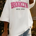 Detalle del estampado Brooklyn 1898 en camiseta de algodón blanca oversize para mujer - S / Blanco