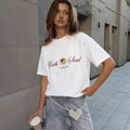 Détail d'un t-shirt blanc en coton avec imprimé 'Rich Soul' et chaîne de taille perle cœur - Blanc