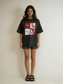 Detail eines schwarzen Oversize-Baumwoll-T-Shirts mit modischem Kunstdruck-Viererfeld - S / Dunkelgrau