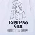 Camiseta blanca de algodón con estampado de The Espresso Girl y tipografía negra - S / Estampado Espalda Blanco