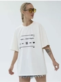 Dettaglio di una t-shirt bianca oversize in cotone con stampa di un lettore musicale - S / Bianco