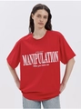 Detail eines roten Baumwoll-T-Shirts mit weißem Kunstdruck und Rundhalsausschnitt - S / Rot