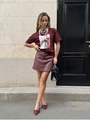 Detaillierte Streetstyle-Ansicht von weinrotem Print-T-Shirt und passendem Lederrock - S / Burgunderrot