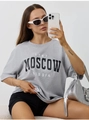 Detail van grijs katoenen T-shirt met Moscow 1147-print en losse verlaagde schouderlijn - S / Lichtgrijs