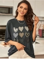 Dettaglio della t-shirt grigia con stampa a cuore, grafica a matrice 3x3 e tessuto morbido - S / grigio scuro