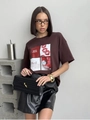 Détail d'un t-shirt marron en coton avec imprimé vintage quatre cases lettres et auto - S / café