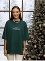 Detail eines dunkelgrünen Oversized-T-Shirts mit mood Prosecco-Aufdruck auf der Brust - S / Dunkelgrün