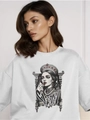 Dettaglio di un ritratto artistico femminile e corona su una felpa in cotone bianco - S / Bianco