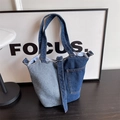 Borsa a secchiello in denim con design patchwork verticale e tasche anteriori - Stile Denim Patchwork / Blu scuro
