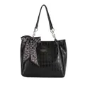 Schwarze gesteppte Shopper Tasche mit herzverziertem Seidenschal und Kettenriemen - Schwarz