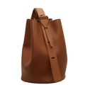 Sac seau en cuir litchi marron avec large bandoulière réglable et boucle métal - Biscuit