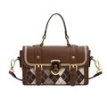 Braune Boston-Tasche mit Rautenmuster und goldener Schnalle im Vintage-Collegestil - Braun