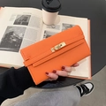 Schicke orangefarbene lange Clutch mit goldener Drehschließe und eleganter Lederoptik - Orange