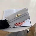 Lange Damen-Brieftasche in Hellgrau mit klassischem Litschi-Muster und goldenem Verschluss - Hellgrau