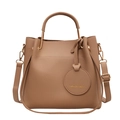 Braune Eimer-Tasche aus Leder mit Litschi-Maserung und goldener Hardware - Khaki