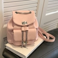 Mini-Rucksack aus rosa Leder mit Litchi-Textur, Silberkette und Drehverschluss - Rosa