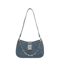 Elegante bolso de hombro azul empolvado en ante con cadena plateada y hebilla - Azul