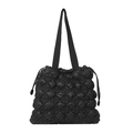Schwarze gesteppte Wolken-Tasche mit gepolsterter Rautenstruktur und Kordelzug - Schwarz