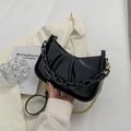 Schicke schwarze Falten-Cloud-Tasche mit klobiger Harzkette und goldenem Riemen - Schwarz