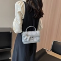 Borsa ricamata grigio chiaro con motivi floreali e accessorio ciondolo a cane - Argento