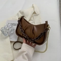 Dunkelbraune Cloud-Tasche mit Falten, klobiger Kette und goldenem Schulterriemen - Braun
