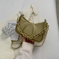 Khakifarbene Cloud-Tasche aus weichem PU-Leder mit klobiger Kette und Metallkette - Grün