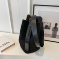 Minimalistische zwarte suède emmertas met lederen riem en ruime binnenkant - Zwart