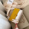 Umhängetasche in Gelb und Beige mit Kettenriemen und mattem Suede-Finish - Gelb