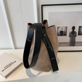 Bruine matte suède emmertas met brede zwarte schouderband in een minimalistisch interieur - Grijs