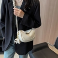 Borsa a mezzaluna in pelle beige con tracolla intrecciata e ciondolo a forma di elefante - Bianco Sporco