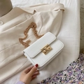 Sac bandoulière blanc à motif crocodile avec chaîne dorée et fermoir perle - Blanc