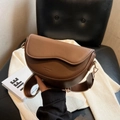 Borsa a sella marrone scuro vintage con texture e ampia tracolla in tessuto - Cachi