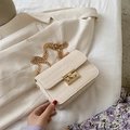 Sac bandoulière blanc crème à motif crocodile avec chaîne dorée et fermoir carré - Beige