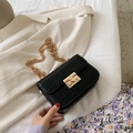 Sac bandoulière noir motif crocodile avec chaîne dorée et fermoir métallique chic - Noir