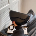 Classica borsa a sella nera in pelle opaca con tracolla in tessuto a contrasto - Nero