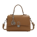 Borsa a tracolla in pelle marrone con manico e ciondolo a cigno su sfondo bianco - Color Tè al Latte