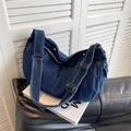 Sac messager en denim bleu foncé avec coutures contrastées et sangle réglable - Bleu foncé