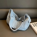 Sac bandoulière en denim bleu clair avec bandoulière réglable et ferrures argentées - Bleu clair