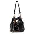 Bolso tipo cubo acolchado negro con cadena dorada y detalle de cordón ajustable - Negro