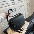 Borsa a tracolla stile sella in pelle nera minimalista con patta e fibbia dorata - Nero