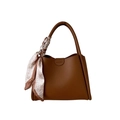 Borsa a mano in pelle martellata marrone con un foulard di seta sulla maniglia - Marrone