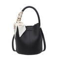 Bolso cubo de cuero negro con grano de lichi, pañuelo de seda y correa ajustable - Negro