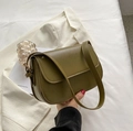 Borsa a tracolla minimalista verde oliva in similpelle liscia con patta frontale - Verde