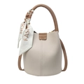 Bolso cubo crema con textura lichi, asa marrón en contraste y pañuelo de seda decorativo - Blanco Roto