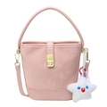 Borsa a secchiello rosa scamosciata con chiusura dorata e ciondolo a stella morbido - Con Ciondolo / Rosa
