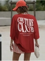 Detail eines roten Oversize-T-Shirts mit weißem COUTURE CLUB Kunstdruck am Rücken - S / Rot