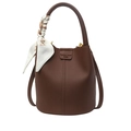 Bolso bombonera de piel granulada marrón con pañuelo de seda decorativo y bandolera - Marrón