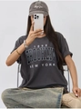 Detail des Brooklyn 1898 Drucks auf dunkelgrauem Baumwoll-T-Shirt im Vintage-Stil - S / Dunkelgrau